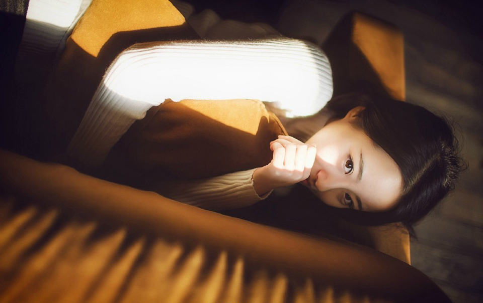 男人天生多情，只是他会对某一个人长情。女人天生专情，但她会对某一个人绝情。男人和一个喜欢的人在一起的时候，心里还有一个或多个她。因为他多情[lizhigushicom]。女人和一个喜欢的人在一起她所想的就是他。即使有更好的男人出现她也不会放弃。因为她的专情。而当她决定放弃一切都没有余地了。因为她绝情!